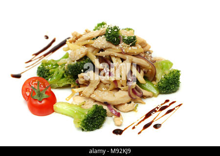 Sauté asiatique - Wok avec le porc, les légumes, les fèves germées et les graines de sésame sur blanc Banque D'Images