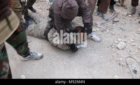 La propagande d'État islamique d'une photo montrant des soldats de l'armée syrienne capturés avant d'être décapités par des terroristes d'ISIS à la suite de batailles dans le sud de Damas, le 20 mars 2018 en Syrie. Banque D'Images