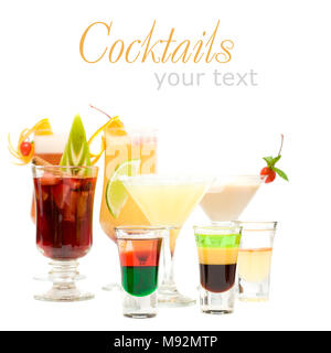 Coup de l'alcool boire des cocktails fantaisie sur l'arrière-plan flou