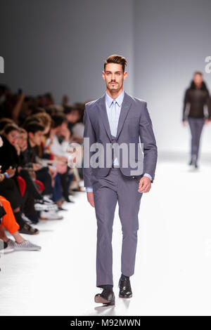 Model cat walk Nuno Gama F/W 18-19 collection défilé à 50 édition de la Fashion Week de Paris, le 10 mars 2018 à Lisbonne, Portugal Banque D'Images