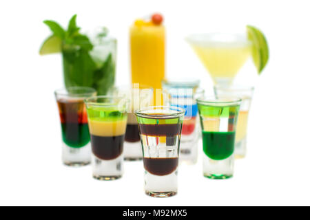 Boire de l'alcool Shot sur Cocktails floue - Isolé