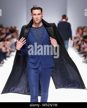 Model cat walk Nuno Gama F/W 18-19 collection défilé à 50 édition de la Fashion Week de Paris, le 10 mars 2018 à Lisbonne, Portugal Banque D'Images