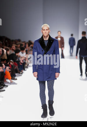 Model cat walk Nuno Gama F/W 18-19 collection défilé à 50 édition de la Fashion Week de Paris, le 10 mars 2018 à Lisbonne, Portugal Banque D'Images