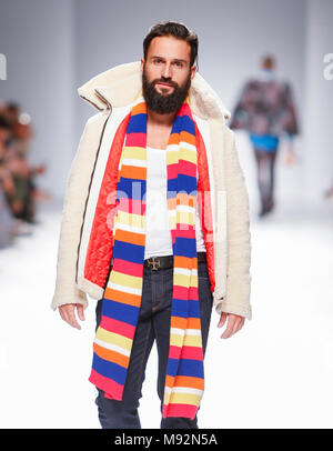 Model cat walk Nuno Gama F/W 18-19 collection défilé à 50 édition de la Fashion Week de Paris, le 10 mars 2018 à Lisbonne, Portugal Banque D'Images