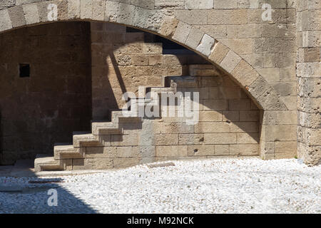 Arch et escalier en pierre dans la chambre sur le Argyrokastrou square, l'île de Rhodes, Grèce Banque D'Images