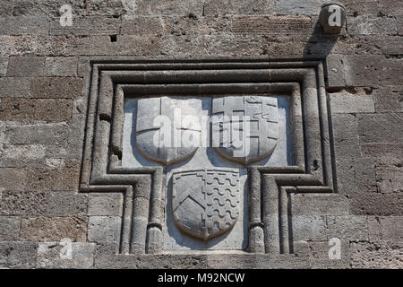 Martin armoiries sur le mur d'une maison de la rue Ippoton dans l'île de Rhodes, Grèce Banque D'Images