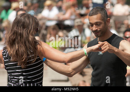 Danseurs de salsa impromptus au Sunfest, London, Ontario, Canada Banque D'Images