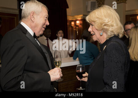 La duchesse de Cornouailles avec l'auteur Alan Johnson à une réception marquant le 25e anniversaire de la National Literacy Trust à Plaisterers' Hall à Londres. Banque D'Images