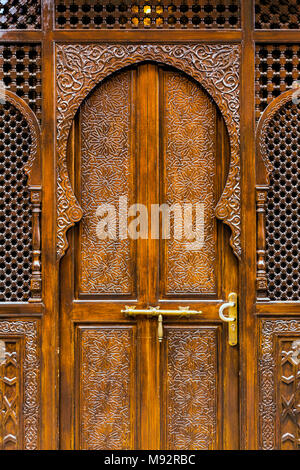 Porte en bois ouvragé sculpté dans la médina (vieille ville) de Marrakech, Maroc Banque D'Images