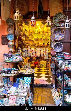 Poterie et céramique traditionnelle marocaine boutique dans la médina de Marrakech, Maroc Banque D'Images