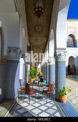 Table de petit-déjeuner al fresco dans un palais marocain, Palais El Mokri, Fes, Maroc Banque D'Images