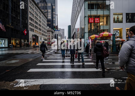 Des personnes non identifiées, à la rue de la ville de New York. Banque D'Images