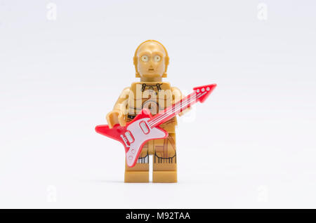 C3po lego playmobil - 5116 - moto tenant une guitare isolé sur fond blanc. Banque D'Images