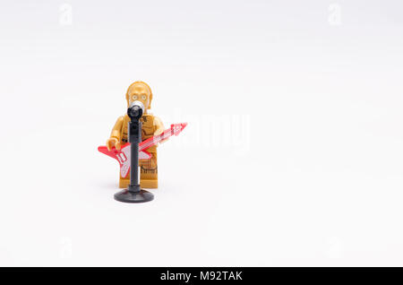 C3po lego playmobil - 5116 - moto tenant une guitare avec microphone, isolé sur fond blanc. Banque D'Images