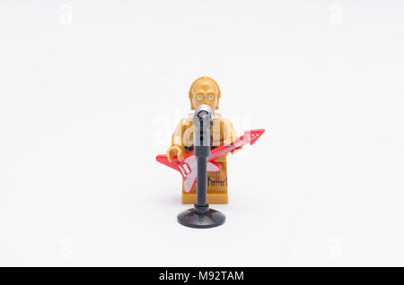 C3po lego playmobil - 5116 - moto tenant une guitare avec microphone, isolé sur fond blanc. Banque D'Images