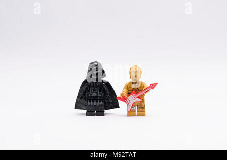 Dark Vador lego avec c3p0 tenant une guitare isolé sur fond blanc. Banque D'Images