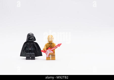 Dark Vador lego avec c3p0 tenant une guitare isolé sur fond blanc. Banque D'Images