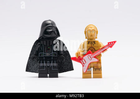 Dark Vador lego avec c3p0 tenant une guitare isolé sur fond blanc. Banque D'Images