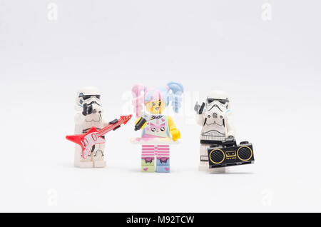 N-lego pop girl holding microphone avec storm troopers tenant une guitare et radio. isolé sur fond blanc. Banque D'Images