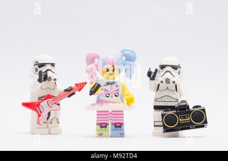 N-lego pop girl holding microphone avec storm troopers tenant une guitare et radio. isolé sur fond blanc. Banque D'Images