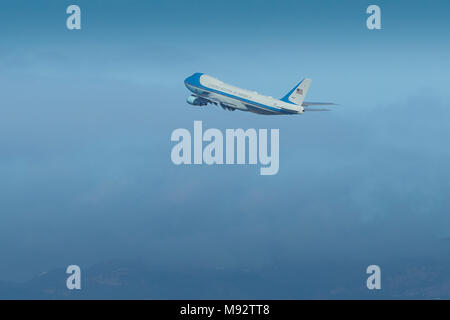 L'Air Force One, Escalade loin de l'Aéroport International de Los Angeles, LAX, transportant le Président Trump à St Louis. 14 mars 2018. Banque D'Images