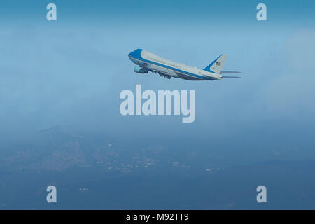 L'Air Force One, Escalade loin de l'Aéroport International de Los Angeles, LAX, transportant le Président Trump à St Louis. 14 Mars 2018 Banque D'Images