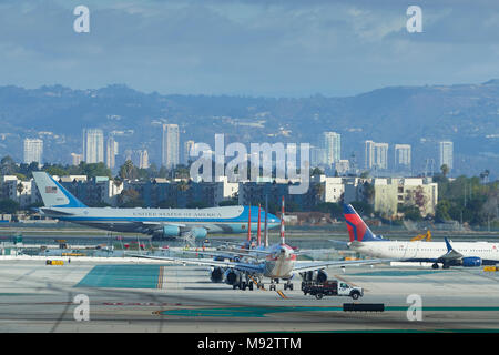 Air Force One le roulage à l'Aéroport International de Los Angeles, transportant le Président Trump, opérations des aéronefs de passagers jusqu'à part le président. Banque D'Images