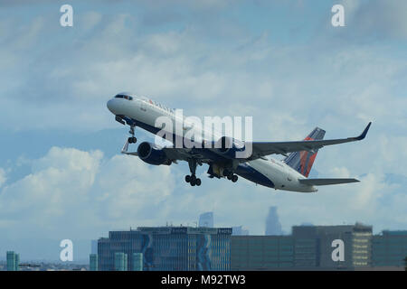 Delta Air Lines Boeing 757 Avion de ligne à ligne, loin de l'Aéroport International de Los Angeles, LAX, Californie, USA. Banque D'Images