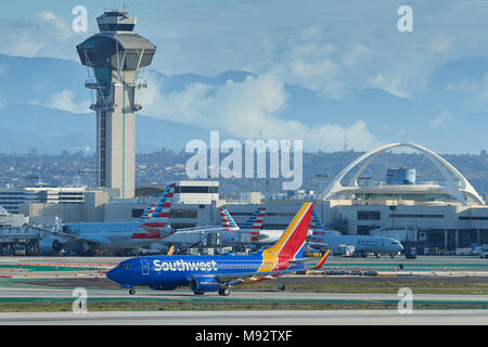 Boeing 737-800 de Southwest Airlines Avion de ligne à circuler au-delà de la tour de contrôle à l'Aéroport International de Los Angeles, LAX, Californie, USA. Banque D'Images