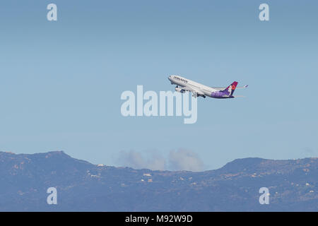 Hawaiian Airlines Airbus A330-200 Jet passagers décollant de l'Aéroport International de Los Angeles, LAX, Californie, USA. Banque D'Images