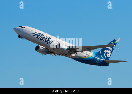 Alaska Airlines Boeing 737-800 Avion de ligne au décollage de l'Aéroport International de Los Angeles, LAX, California, USA Banque D'Images