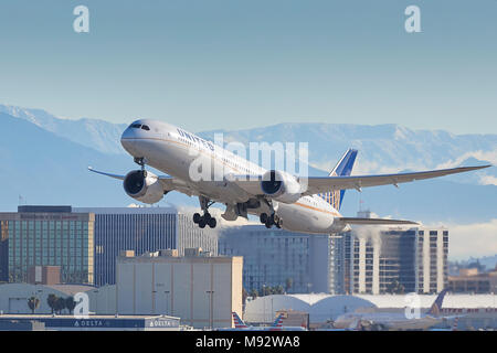 United Airlines Boeing 787-900 Dreamliner Passenger Jet au décollage de l'aéroport de Los Angeles, LAX. Les montagnes San Gabriel derrière. Banque D'Images