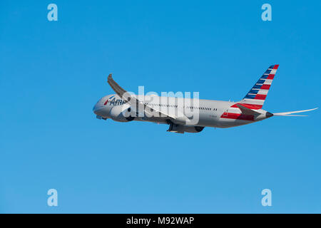 American Airlines Boeing 787-900 Dreamliner Passenger Jet au décollage de l'Aéroport International de Los Angeles, LAX. Californie, USA. Banque D'Images