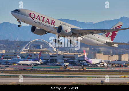 Qatar Airways Boeing 777 Cargo Jet Cargo décollant de l'Aéroport International de Los Angeles, LAX. Les montagnes San Gabriel en arrière-plan. Banque D'Images