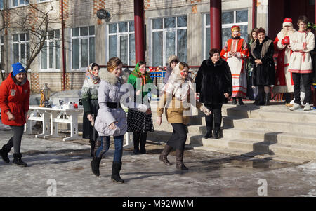 Mstyora Russia-February,28,2014:filles prennent part à des concours en vacances du Mardi gras Banque D'Images