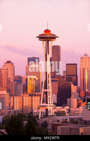 Seattle, Washington, United States - Space Needle et les toits de bâtiments du centre-ville au coucher du soleil Banque D'Images