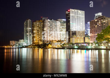 Skyline des immeubles à appartements au quartier Brickell à Miami la nuit, Florida, USA Banque D'Images