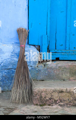 Broom calé contre un thé maison du travailleur au Kerala, en Inde. Banque D'Images