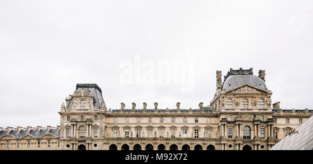 PARIS, FRANCE - 24 janvier 2018 : Détails du musée du Louvre à Paris, France. Près de 35 000 objets à partir de la préhistoire jusqu'à la 19e siècle sont exposés Banque D'Images