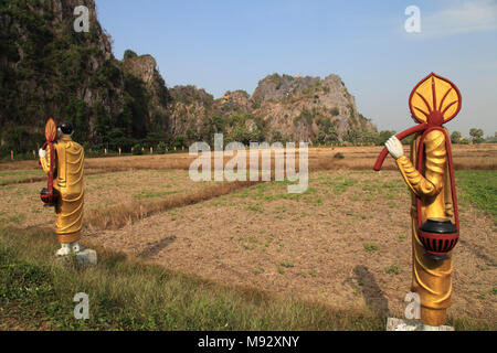 Le Myanmar, l'État Môn, paysage, moine statues, champ de riz, Banque D'Images