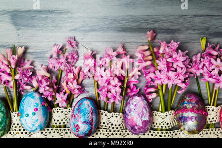 Oeufs de Pâques organisé avec des fleurs de jacinthe vue supérieure Banque D'Images