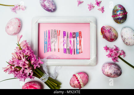 Joyeuses Pâques carte dans un cadre avec des fleurs de jacinthes Banque D'Images