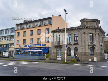 Une Rue de Brest avec Avant et après la guerre, les bâtiments situés côte à côte, en raison de fortes bombardements alliés pendant la Seconde Guerre mondiale. L'hôtel à côté de gens de mer Banque D'Images