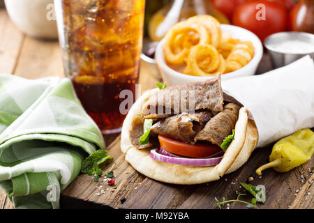 Gyro grec pita wrap avec curly fries Banque D'Images