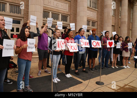 Des centaines d'élèves du secondaire de Tucson à pied hors de la classe à Tucson, Arizona, USA, le 14 mars 2018, en souvenir des victimes de la fusillade à Mar Banque D'Images