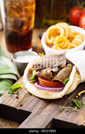 Gyro grec pita wrap avec curly fries Banque D'Images