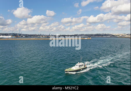 Le bateau-pilote français notre escorte de navires du port de Brest, et en mer ouverte sur une belle journée de printemps. Banque D'Images