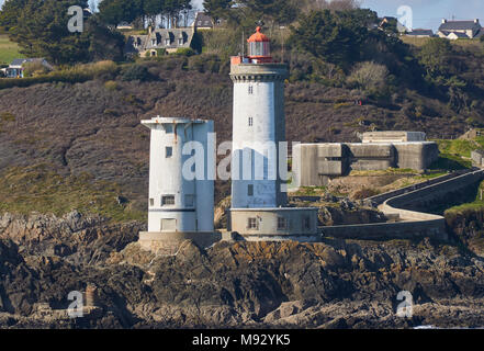 Bâtiments phare situé sur un point situé sur un éperon rocheux, dominé par des bunkers de guerre allemande et française moderne Maisons, près de Brest, Bretagne, Fran Banque D'Images