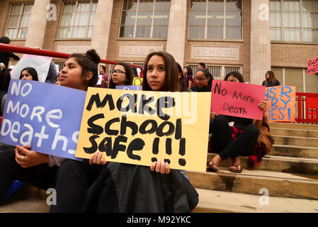 Des centaines d'élèves du secondaire de Tucson à pied hors de la classe à Tucson, Arizona, USA, le 14 mars 2018, en souvenir des victimes de la fusillade à Mar Banque D'Images