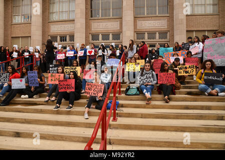 Des centaines d'élèves du secondaire de Tucson à pied hors de la classe à Tucson, Arizona, USA, le 14 mars 2018, en souvenir des victimes de la fusillade à Mar Banque D'Images